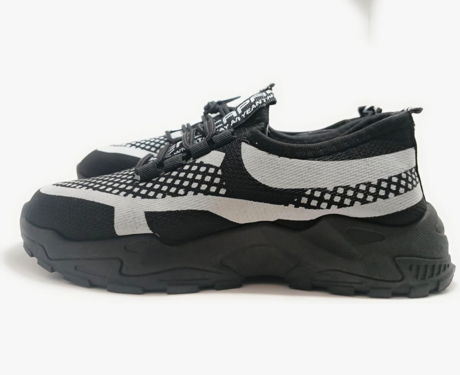 Tenis deportivos transpirables con diseño geométrico y ajuste cómodo