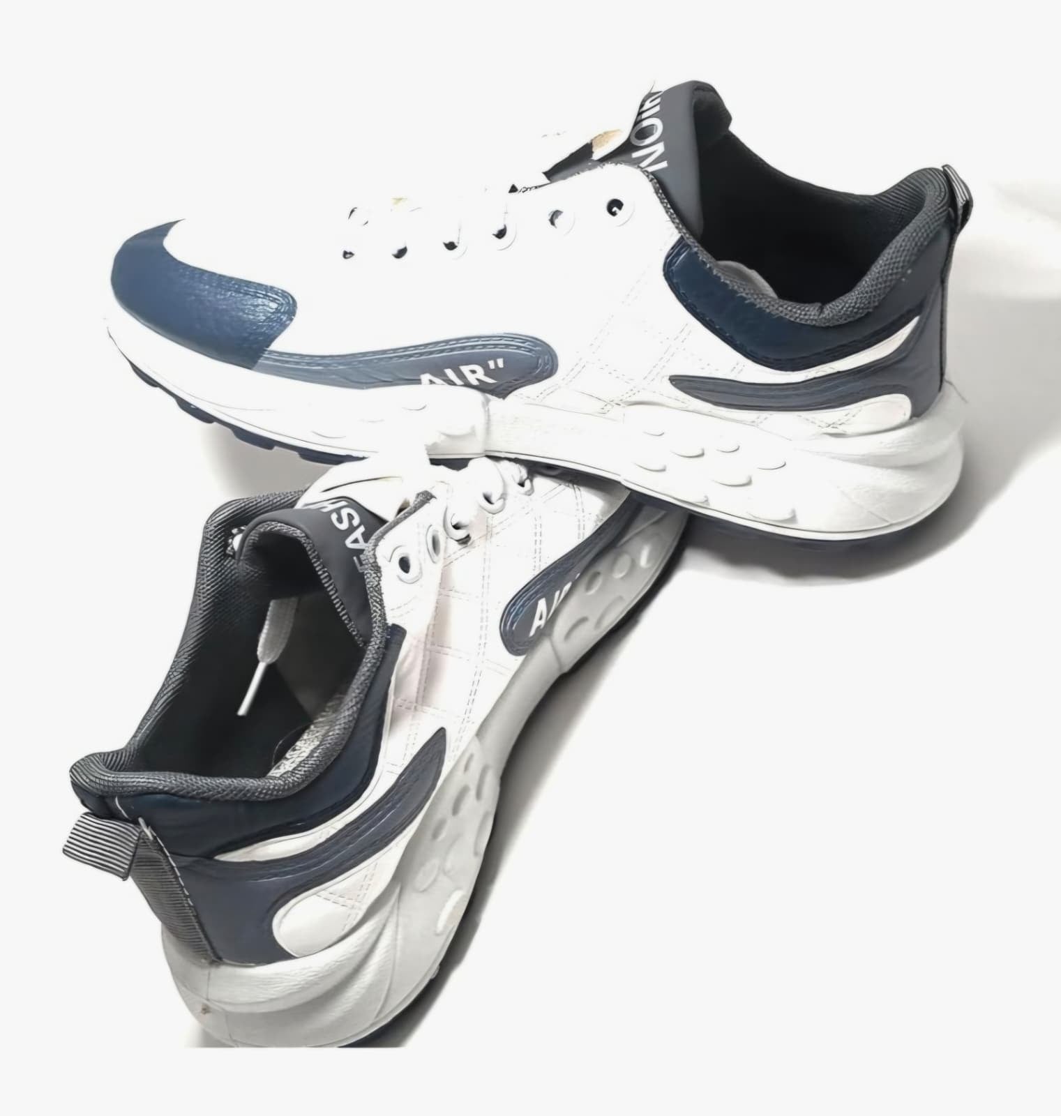 Tenis deportivos con diseño acolchado
