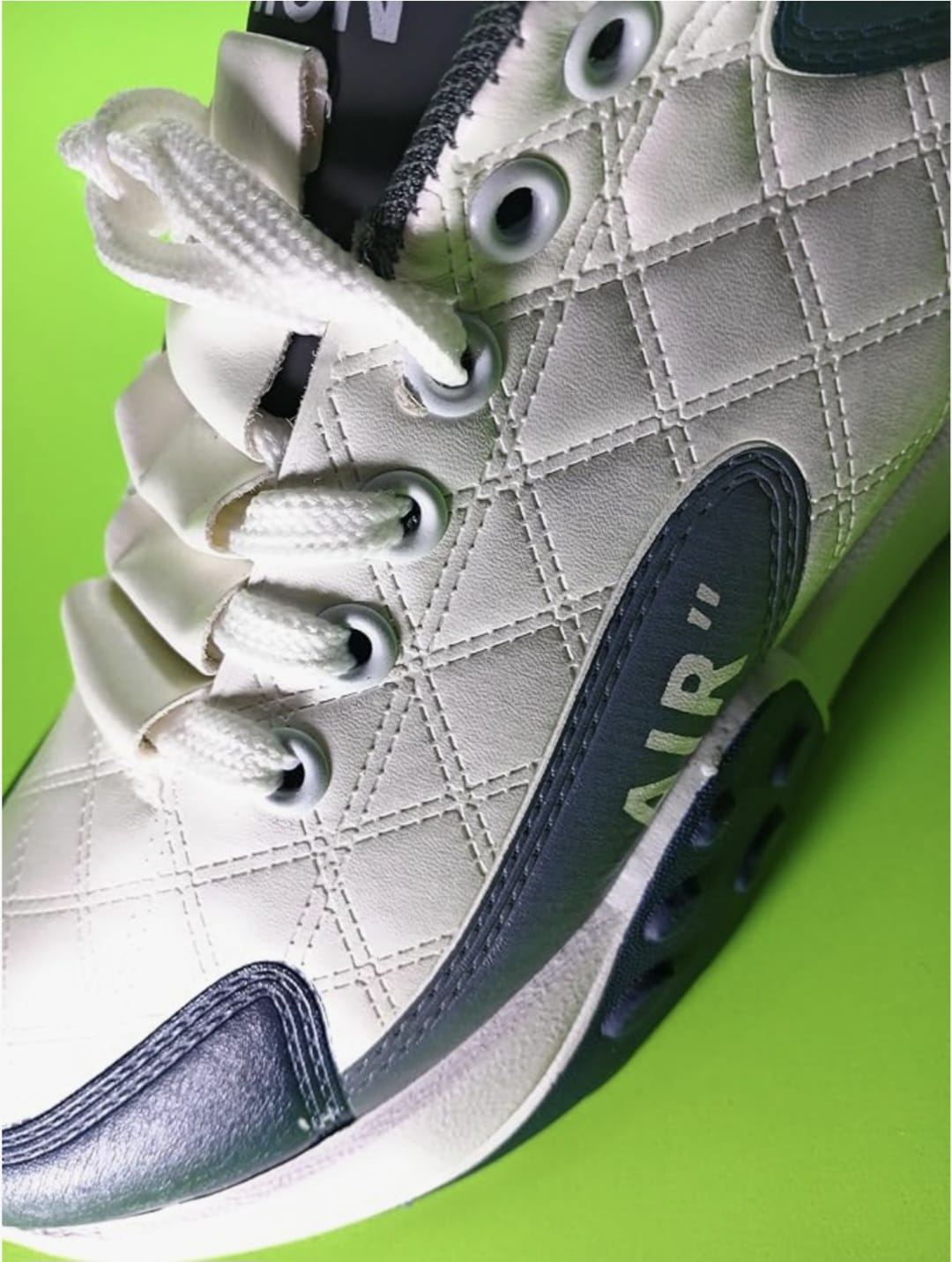 Tenis deportivos con diseño acolchado