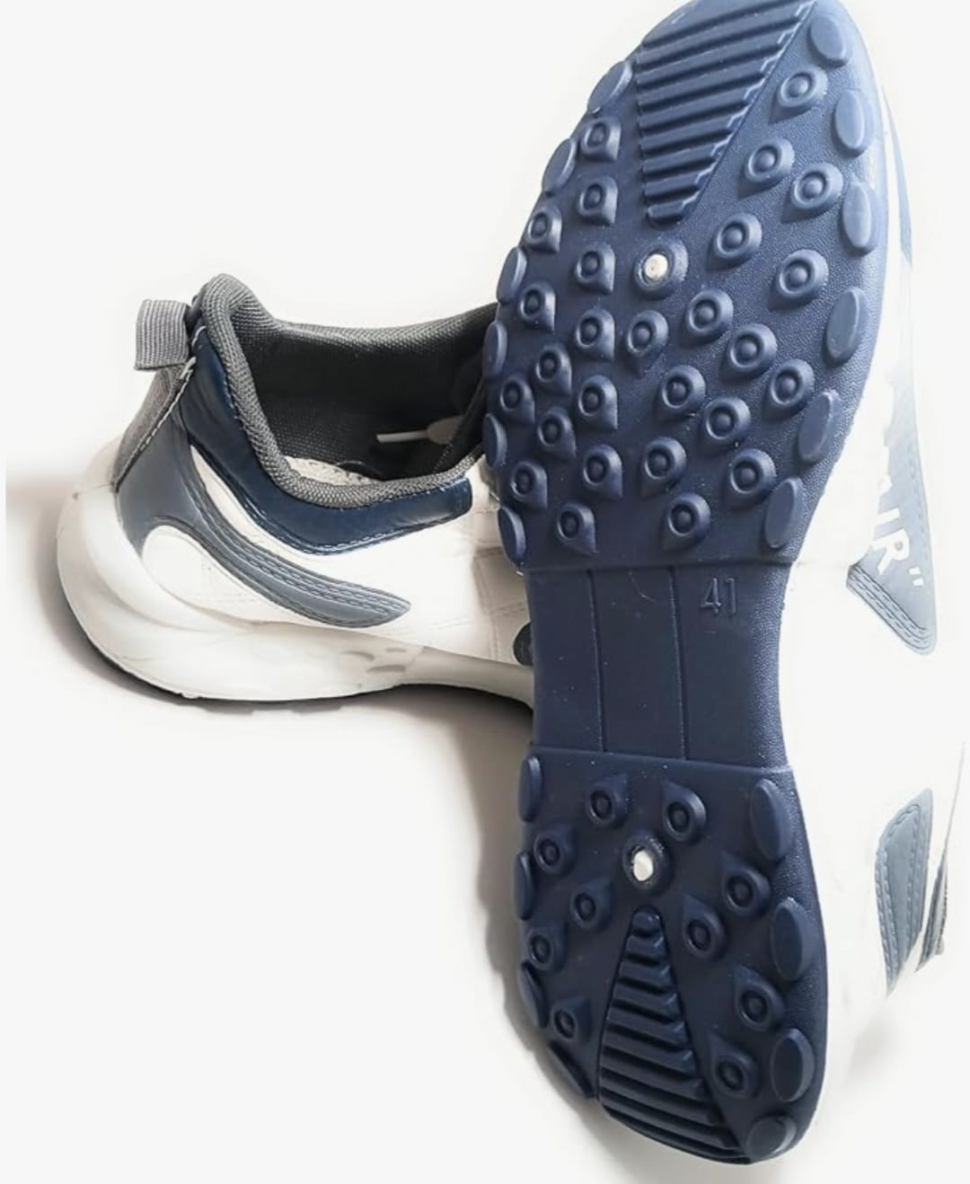 Tenis deportivos con diseño acolchado