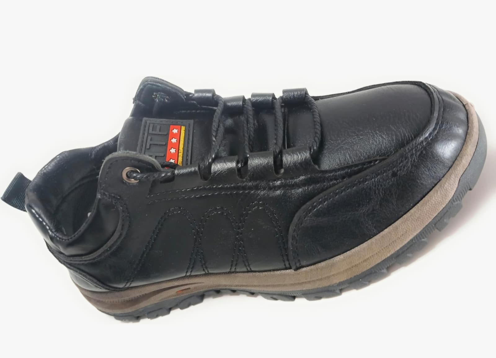 Zapatillas urbanas de cuero con suela todoterreno