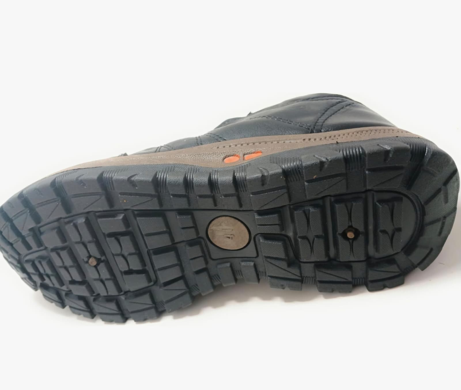 Zapatillas urbanas de cuero con suela todoterreno