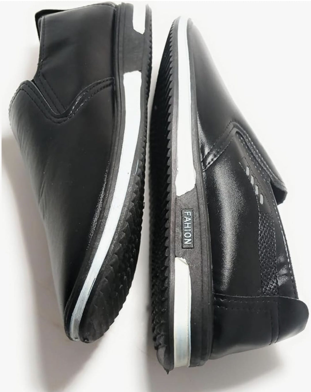 Mocasines tipo slip-on con diseño perforado y suela antideslizante