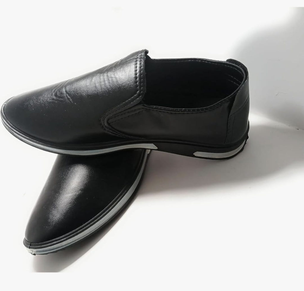 Mocasines tipo slip-on con diseño perforado y suela antideslizante