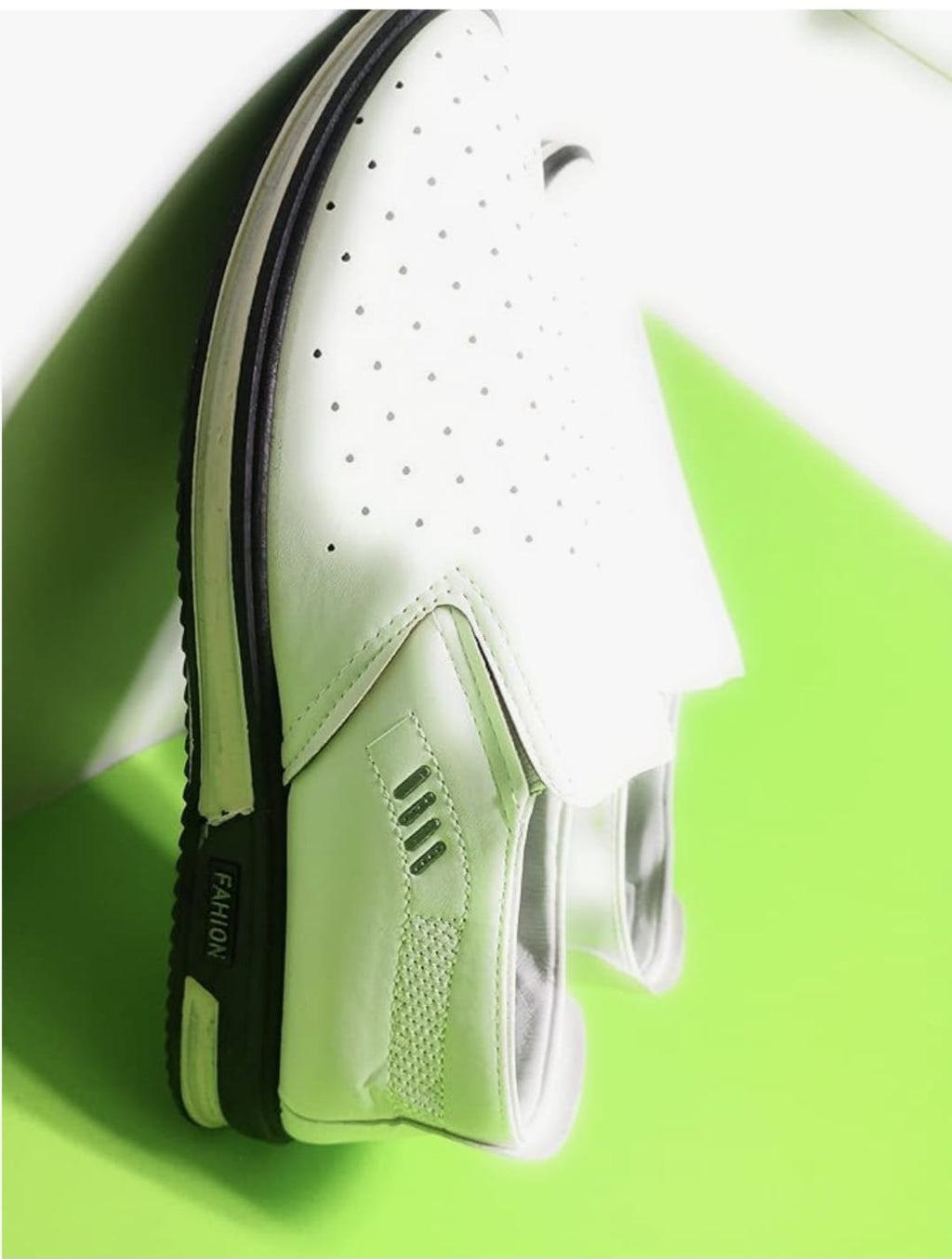 Mocasines tipo slip-on con diseño perforado y suela antideslizante