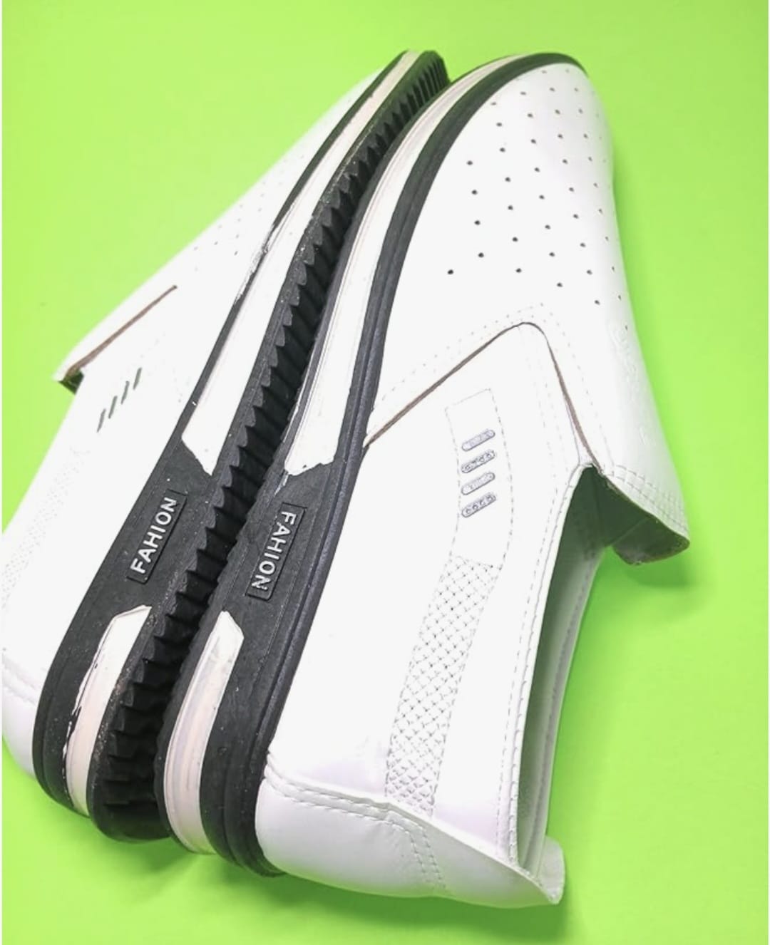 Mocasines tipo slip-on con diseño perforado y suela antideslizante