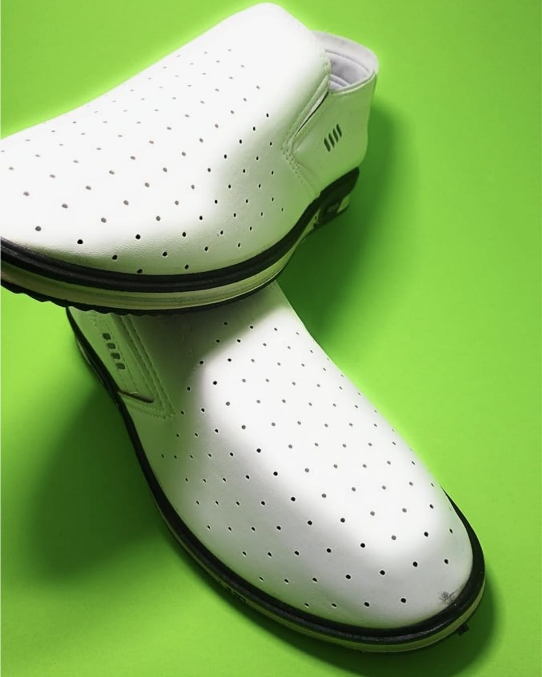 Mocasines tipo slip-on con diseño perforado y suela antideslizante