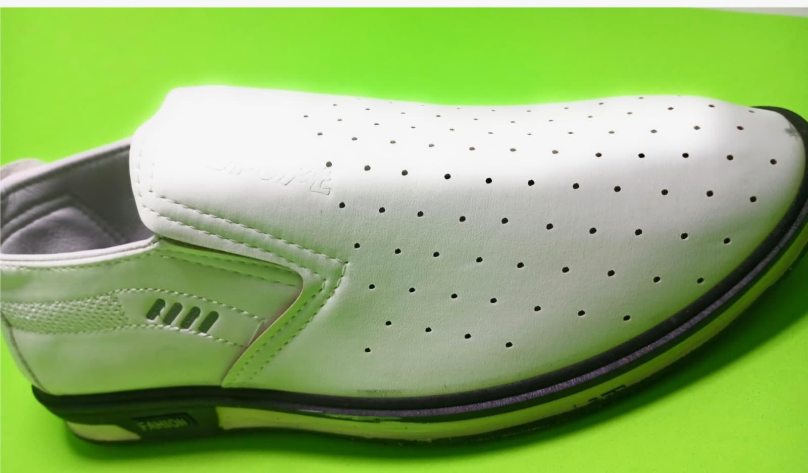 Mocasines tipo slip-on con diseño perforado y suela antideslizante